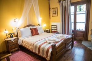埃拉蒂特里卡隆阿肯提克兹波尼酒店的一间卧室设有一张大床和一个窗户。