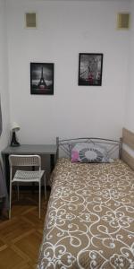 华沙Mira Rent House的卧室配有一张墙上有两张照片的床。
