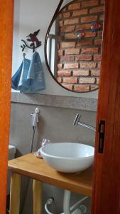 SêrroCasa dos Sonhos Hospedaria的浴室设有白色水槽和镜子