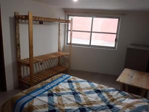 贾拉普Posada Loreto Xalapa的一间卧室设有一张床和一个窗口