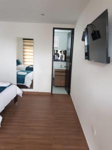 VergaraHotel Takuara的一间卧室配有两张床和镜子