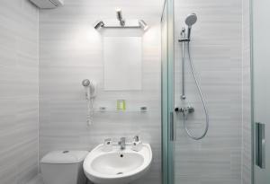 什平德莱鲁夫姆林U Komárků的白色的浴室设有水槽和淋浴。