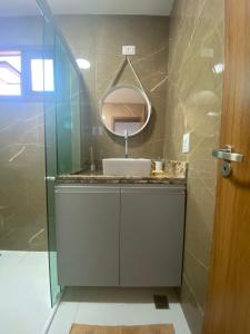 巴拉多库努Apartamento em Barra do Cunhaú的一间带水槽和镜子的浴室