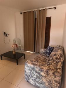 巴拉多库努Apartamento em Barra do Cunhaú的客厅配有沙发和桌子