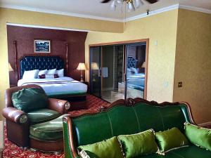 尤里卡Eureka Inn, Trademark Collection by Wyndham的酒店客房,配有床和沙发