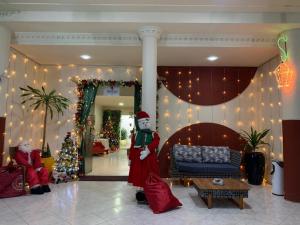 塞纽尔杜邦芬Hotel Novoleste的坐在大堂的圣塔克劳斯,拥有圣诞装饰
