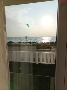 库兹尼卡Kusfeld的风筝从阳台上飞过海洋