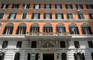 罗马亚伯丁酒店的一座拥有许多窗户的大型建筑