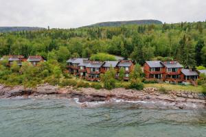 卢森Lutsen Sea Villas的水面上房子的空中景观