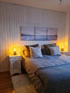 塞尔勒tuhogarencerler,sol y vistas的一间卧室配有一张大床和两盏灯