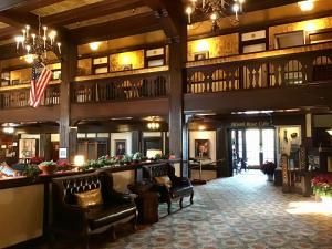 尤里卡Eureka Inn, Trademark Collection by Wyndham的大厅,带有长沙发和旗帜的酒店