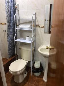 利马100- departamento céntrico en chorrillos的一间带卫生间和水槽的浴室