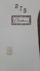 塔克纳Casablanca 2的墙上的标志,上面有时钟