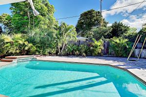 克利尔沃特Endless Summer的一座树木繁茂的庭院内的游泳池