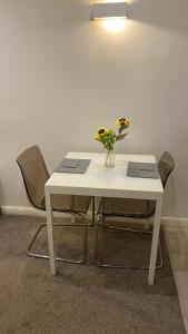 哈德斯菲尔德DealHouse F7- Apartments的一张白色的桌子,上面有花瓶