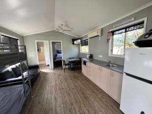 帝坎湾翠鸟房车露营地的客房设有厨房和双层床。