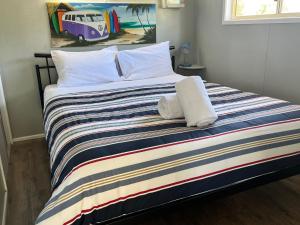 帝坎湾翠鸟房车露营地的床上有两条毛巾