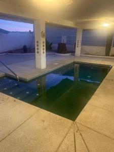 哈瓦苏湖城Lake Havasu Retreat w pool Everything Nearby!的房屋中间的游泳池