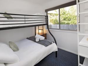 金德拜恩Silvertrees 5 Convenience at your doorstep的一间卧室配有双层床和窗户。