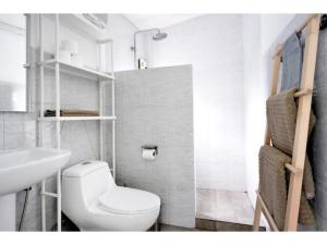 高兰LiLi's Rooms的浴室配有白色卫生间和盥洗盆。