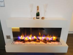库克斯港kleine Düne的白色壁炉,火焰和一瓶香槟