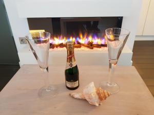 库克斯港kleine Düne的一瓶香槟和一张桌子上的两杯酒