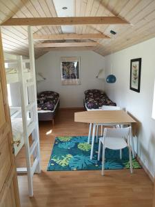 吉弗Hærvejsly - Perfekt familiebase til oplevelse af Sydjylland的客房设有一张桌子和一张双层床。