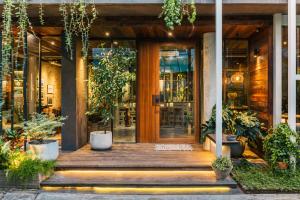 曼谷Tamni的植物盆栽建筑的入口