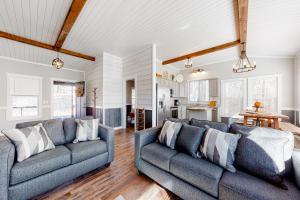 埃利杰Rustic Mountain Cabin的一间带两张沙发的客厅和一间厨房