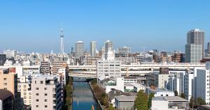 东京东京良日酒店的享有河流和建筑的城市美景
