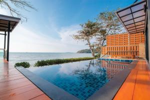 普吉镇Koh Sirey Beachfront Pool Villa的相册照片