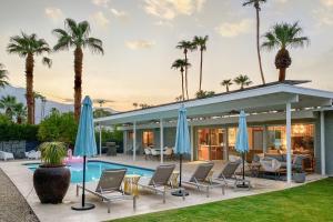 棕榈泉Serenity in Sunmor Permit# 4761的一座别墅,设有游泳池和棕榈树