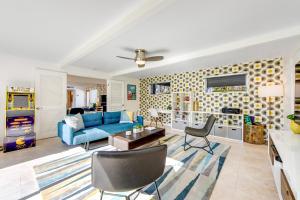 棕榈泉Serenity in Sunmor Permit# 4761的客厅配有蓝色的沙发和椅子