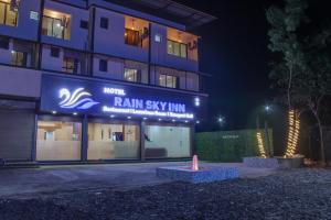 罗纳瓦拉HOTEL RAIN SKY INN的相册照片