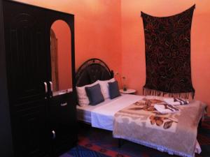 扎古拉Riad De Rêve的一间卧室配有一张带黑色梳妆台和一张西德西德西德床的床。