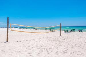 德斯坦Maravilla的沙滩上的排球网,带椅子和遮阳伞