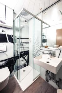 多瑙艾辛根Concorde Hotel am Flugplatz的带淋浴和盥洗盆的浴室