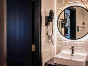 迪拜阿尔巴沙宜必思酒店的一间带水槽和镜子的浴室