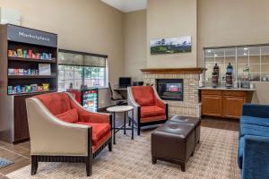 柯林斯堡Comfort Suites Fort Collins Near University的一间设有椅子和壁炉的等候室