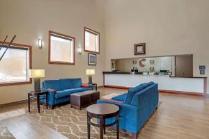 巴吞鲁日Comfort Inn University Area的客厅配有2张蓝色的沙发和1张桌子