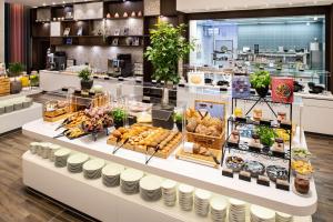 美因河畔法兰克福法兰克福机场凯悦酒店的展示各种食品的面包店