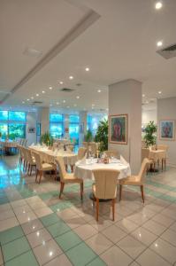 佩特罗瓦纳莫鲁里维埃拉饭店的餐厅内带桌椅的用餐室