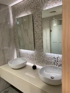 阿布扎比Mayan, Yas Island的一间带两个盥洗盆和大镜子的浴室