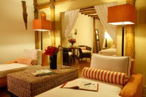 奥尔沃克斯岛Ser Casasandra Boutique Hotel的客厅配有床、沙发和桌子