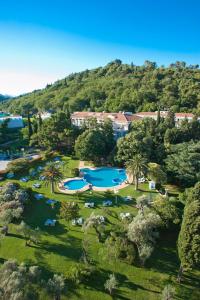 佩特罗瓦纳莫鲁里维埃拉饭店的享有度假胜地的空中景致,设有2个游泳池