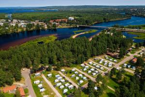 莫拉First Camp Moraparken - Dalarna的享有毗邻河流的公园的空中景致