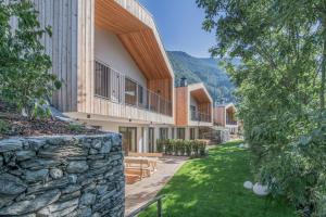 坎波迪特伦斯Chalet & Appartement Zingerlehof Trens的享有带石墙的建筑的外部景色