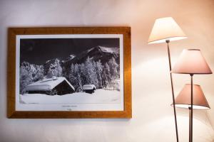 夏蒙尼-勃朗峰Apartment Blaitiere - luxurious 2 bed apartment的一张雪中小屋的照片,上面有两盏灯