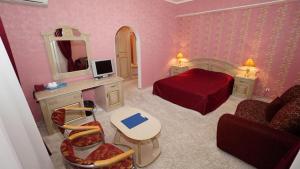 阿德勒Bogorodsk Olympic Beach的客房设有带一张床和一张书桌的卧室。