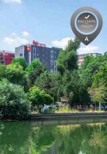 布加勒斯特ibis Bucharest Politehnica的享有河流的景色,建筑背景